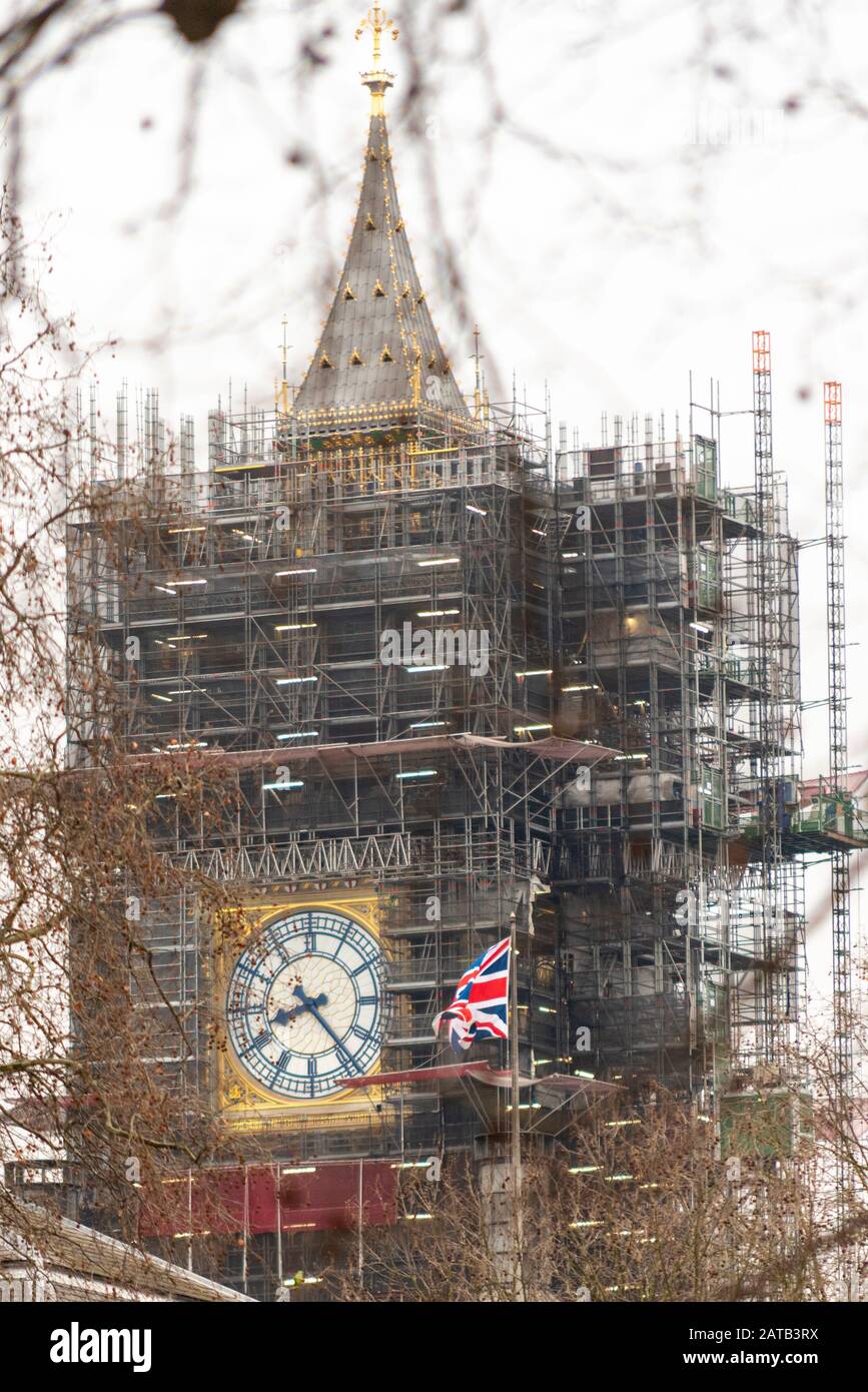 Big Ben, Elizabeth Tower, le jour du Brexit, 31 janvier 2020, à Londres, au Royaume-Uni, couvert d'échafaudages. Face de l'horloge. Drapeau de prise Union Banque D'Images