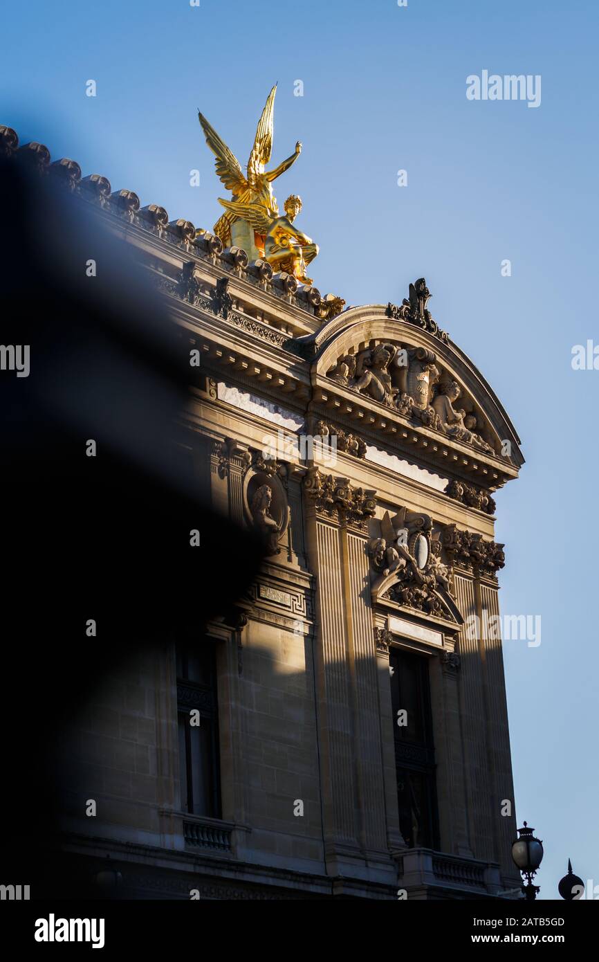 Un côté de l'Opéra Garnier de Paris Banque D'Images