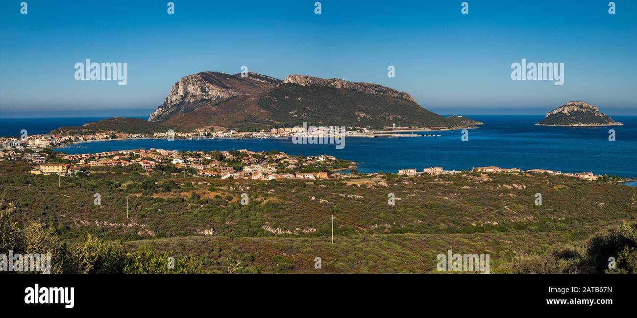 Capo Figari, ville et port de Golfo Aranci, Isola di Figarolo sur la droite, mer Méditerranée, région de Gallura, province de Sassari, Sardaigne, Italie Banque D'Images