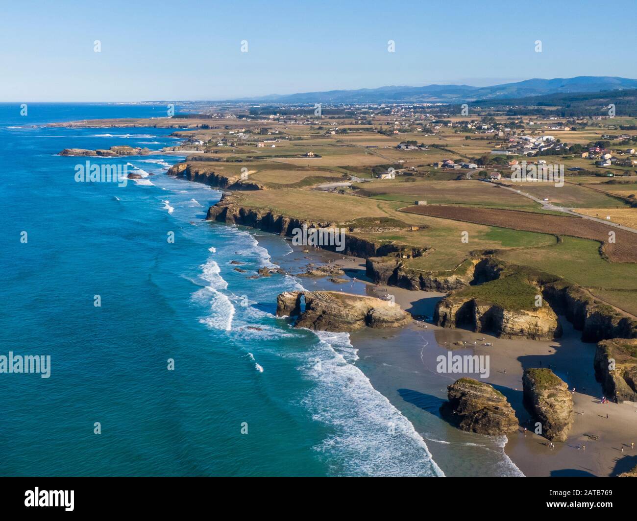 Vue aérienne Sur La plage de Catedrais ou Praia de Aguas Santas en Galice Banque D'Images