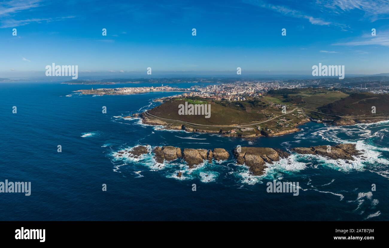 Vue aérienne d'UNE ville côtière de Coruna et du parc de montagne de San Pedro, Galice Banque D'Images
