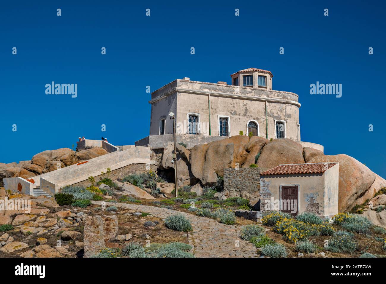 Ancien phare, maintenant point de vue sur les formations de granit à Capo Testa, près de Santa Teresa di Gallura, région de Gallura, province de Sassari, Sardaigne, Italie Banque D'Images