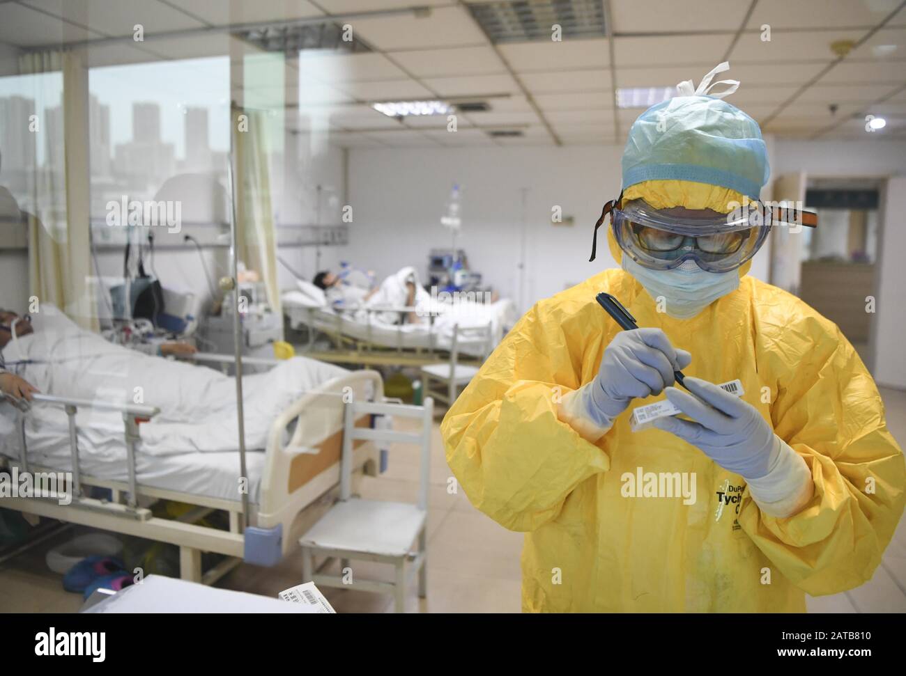 Chongqing. 1 févr. 2020. Un travailleur médical travaille dans un service d'isolement à un hôpital du sud-ouest de la Chine à Chongqing, le 1er février 2020. Désigné comme l'un des quatre hôpitaux pour le traitement de la pneumonie causée par le nouveau coronavirus à Chongqing, l'hôpital central Des Trois Gorges de Chongqing a organisé un total de 480 lits et près de 500 travailleurs médicaux pour lutter contre la maladie. Crédit: Wang Quinchao/Xinhua/Alay Live News Banque D'Images