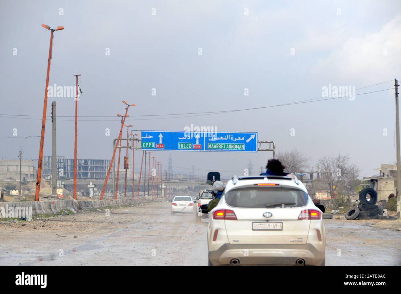 (200201) -- MAARAT al-NUMAN, 1er février 2020 (Xinhua) -- Les Véhicules entrent dans la ville de Maarat al-Numan, province d'Idlib, Syrie, le 30 janvier 2020. POUR ALLER AVEC: "Feature: La guerre en Syrie transforme la ville en ville fantôme" (photo de Maher/Xinhua) Banque D'Images