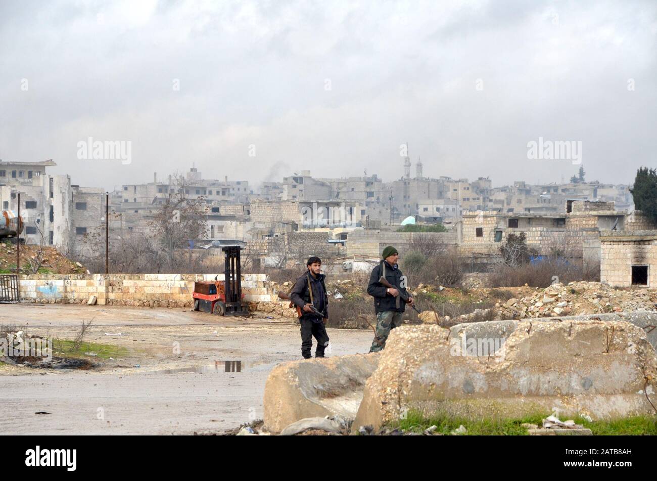 (200201) -- MAARAT al-NUMAN, 1er février 2020 (Xinhua) -- des soldats syriens sont vus se tenant au milieu des débris de la ville de Maarat al-Numan, province d'Idlib, Syrie, le 30 janvier 2020. POUR ALLER AVEC: "Feature: La guerre en Syrie transforme la ville en ville fantôme" (photo de Maher/Xinhua) Banque D'Images
