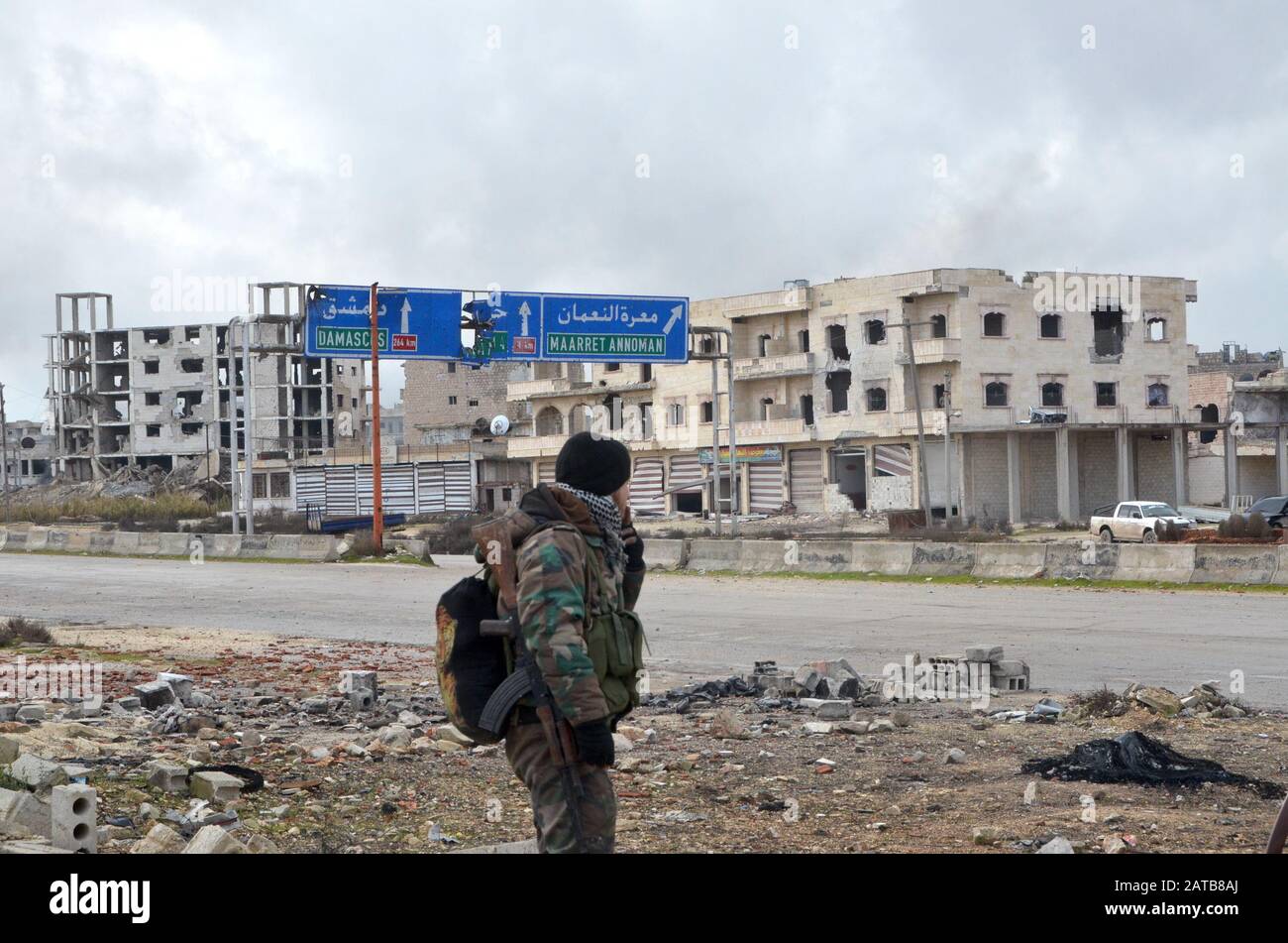 (200201) -- MAARAT al-NUMAN, 1er février 2020 (Xinhua) -- un soldat syrien est vu debout à l'entrée de la ville de Maarat al-Numan, province d'Idlib, Syrie, le 30 janvier 2020. POUR ALLER AVEC: "Feature: La guerre en Syrie transforme la ville en ville fantôme" (photo de Maher/Xinhua) Banque D'Images