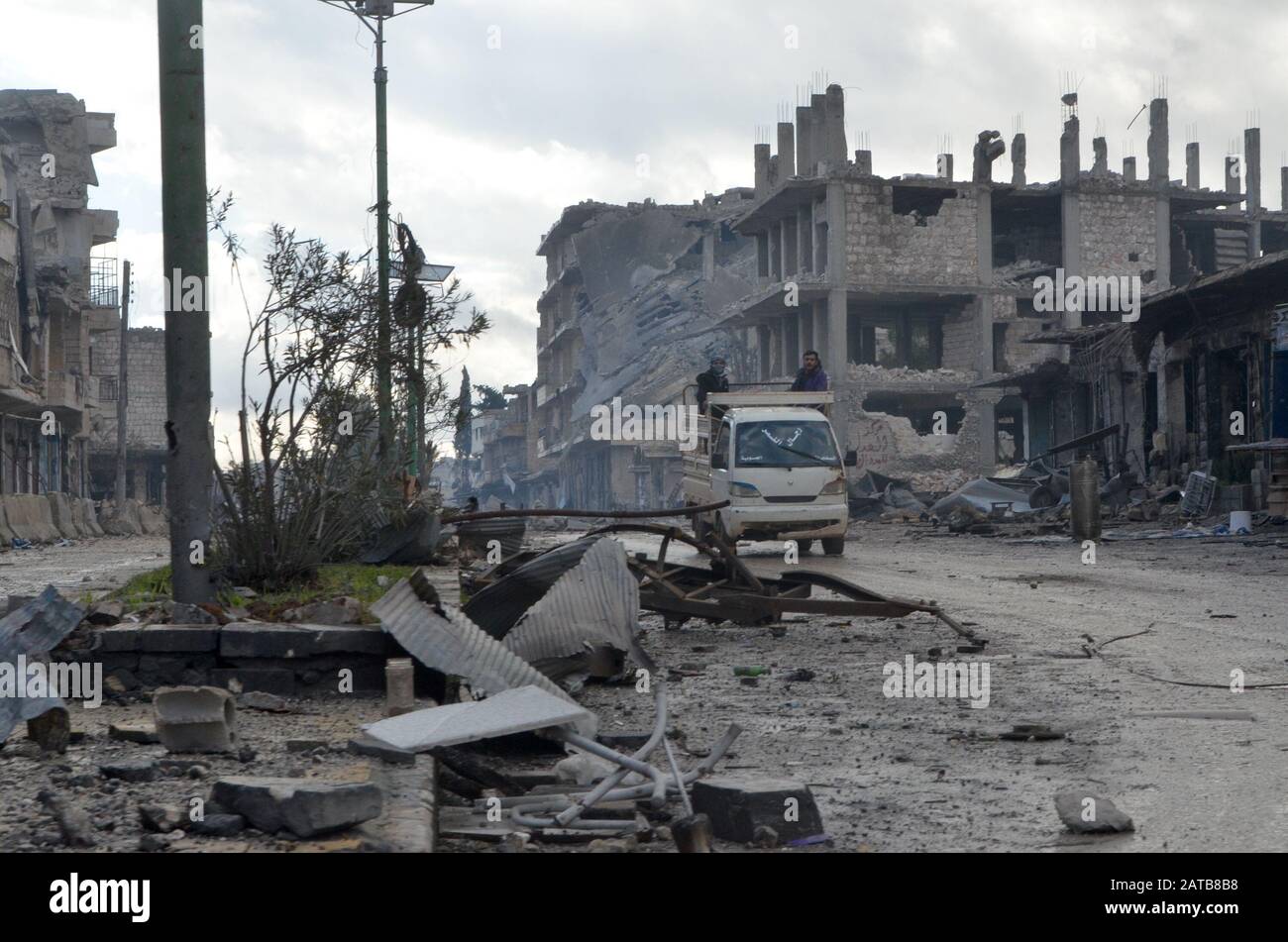 (200201) -- MAARAT al-NUMAN, 1er février 2020 (Xinhua) -- On voit Des Débris dans la ville de Maarat al-Numan, province d'Idlib, Syrie, le 30 janvier 2020. POUR ALLER AVEC: "Feature: La guerre en Syrie transforme la ville en ville fantôme" (photo de Maher/Xinhua) Banque D'Images