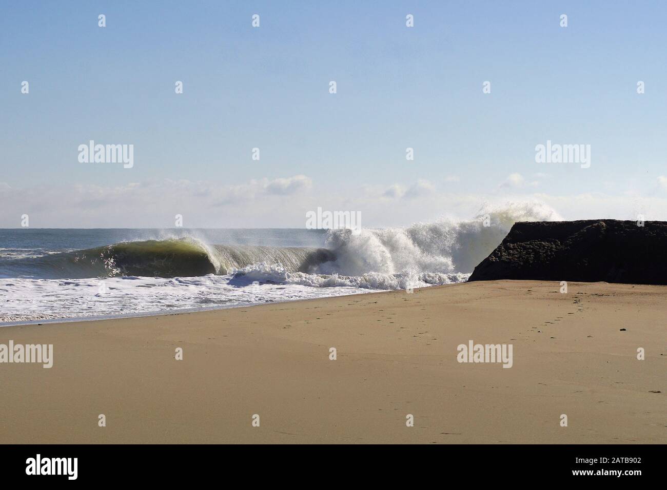 Belles Plages de l'océan des Caraïbes Parmi le Surf, les vagues et le sable de ces îles tropicales Banque D'Images