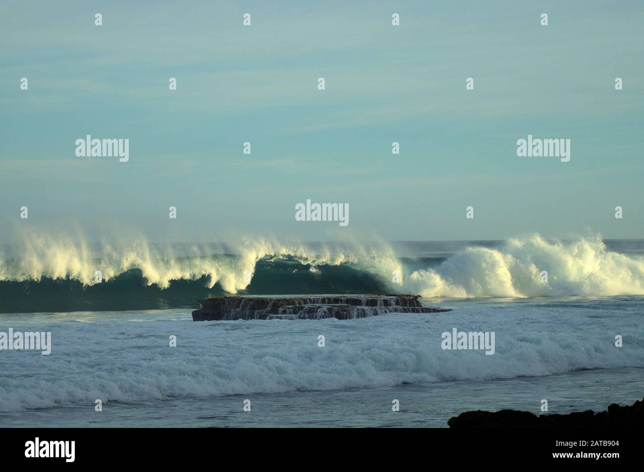 Belles Plages de l'océan des Caraïbes Parmi le Surf, les vagues et le sable de ces îles tropicales Banque D'Images