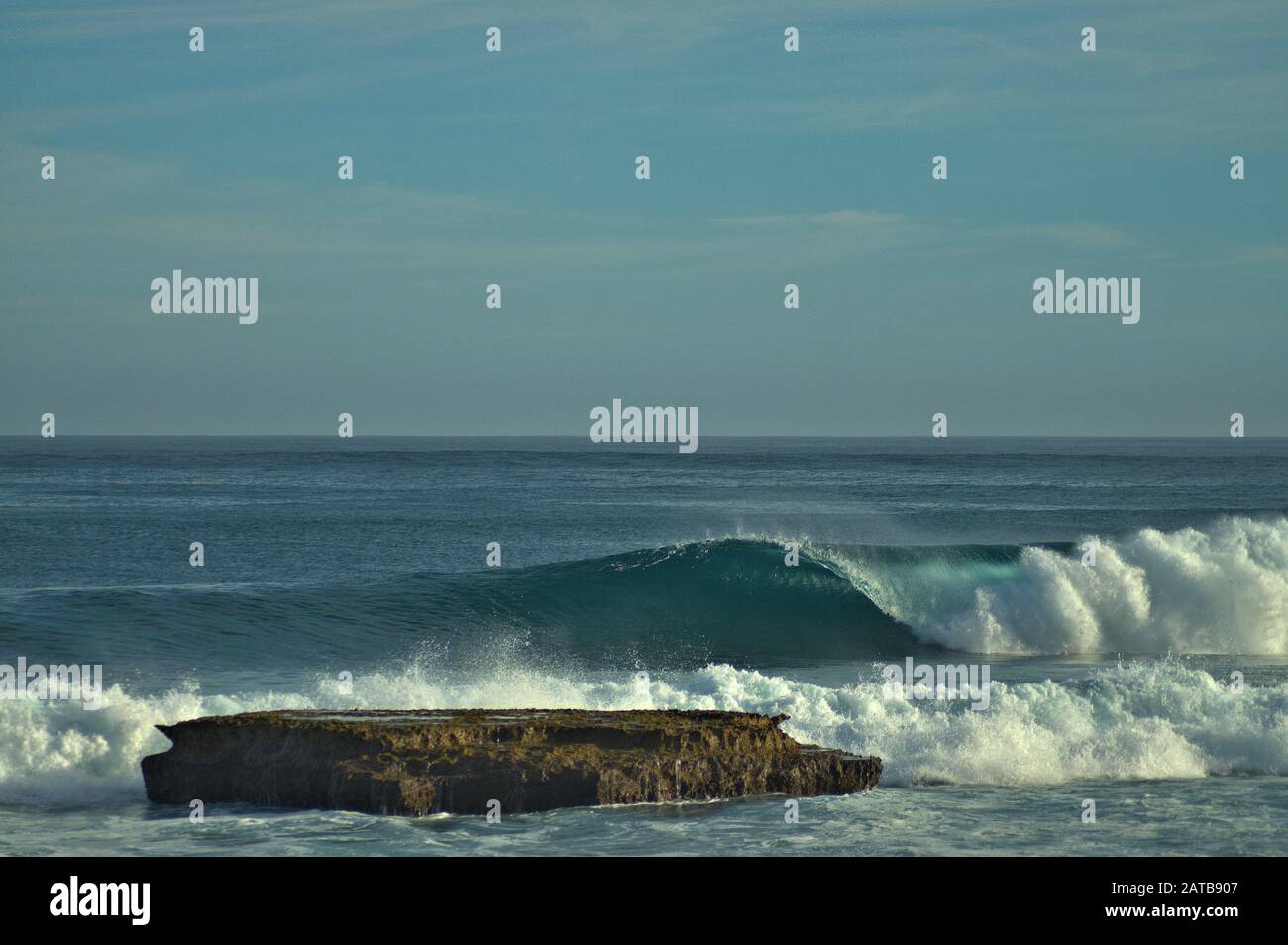 Belles Plages de l'océan des Caraïbes Parmi le Surf, les vagues et le sable de ces îles tropicales Banque D'Images