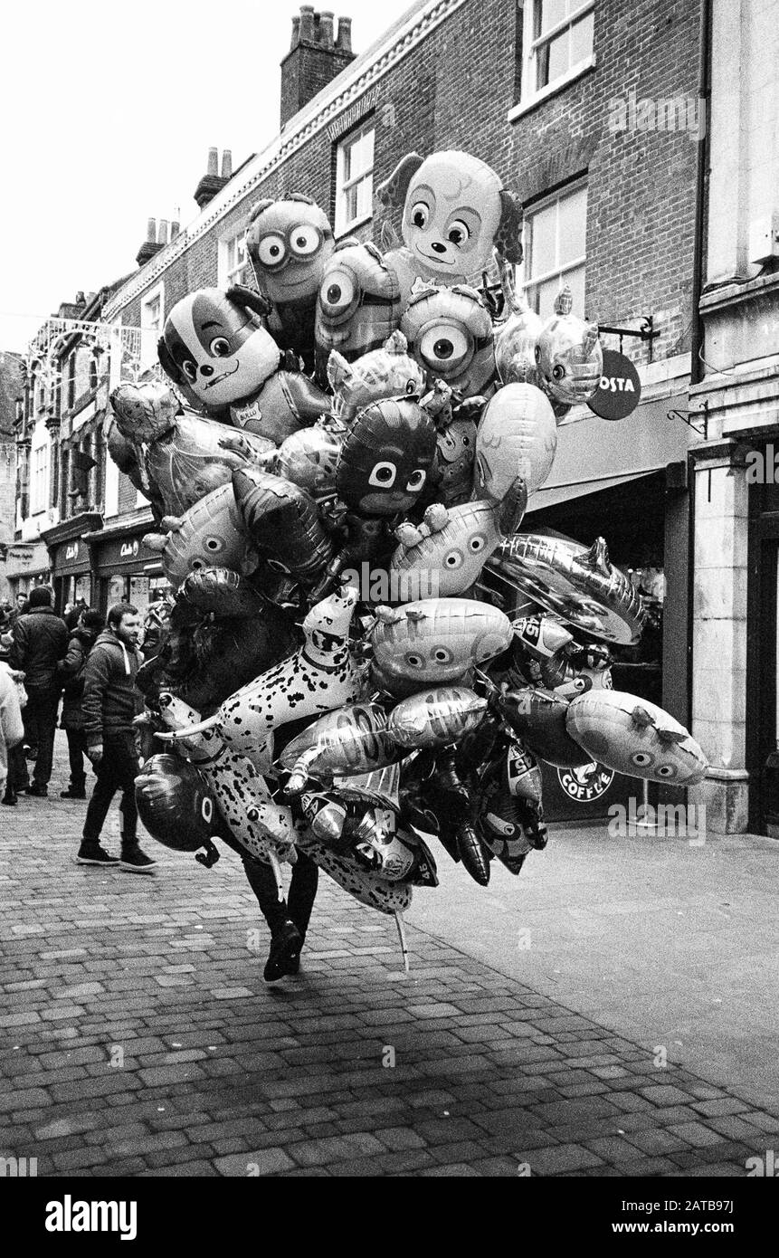 Vendeur De Ballons, High Street, Winchester, Hampshire, Angleterre, Royaume-Uni. Banque D'Images
