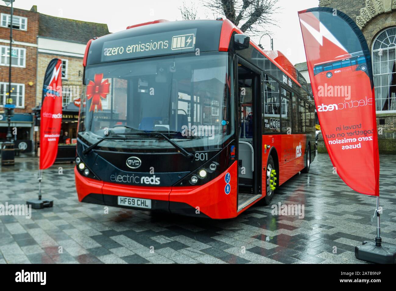 Lancement Du Bus Électrique Salisbury Reds À Salisbury Guildhall, 30 Janvier 2020. Un investissement total de 1,2 million de livres sterling a ouvert la voie aux derniers ajouts aux services de parc et de transport de la ville, à la suite d'une offre réussie de l'exploitant d'autobus local et du Wiltshire Council pour 600 000 livres de financement gouvernemental. Le mouvement signifie des trajets plus écologiques et plus propres dans toute la région. Salisbury Reds fait partie De Go South Coast Banque D'Images