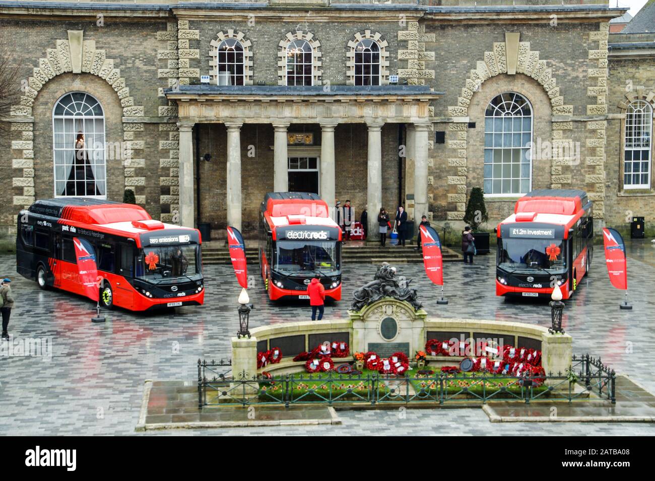 Lancement Du Bus Électrique Salisbury Reds À Salisbury Guildhall, 30 Janvier 2020. Un investissement total de 1,2 million de livres sterling a ouvert la voie aux derniers ajouts aux services de parc et de transport de la ville, à la suite d'une offre réussie de l'exploitant d'autobus local et du Wiltshire Council pour 600 000 livres de financement gouvernemental. Le mouvement signifie des trajets plus écologiques et plus propres dans toute la région. Salisbury Reds fait partie De Go South Coast Banque D'Images