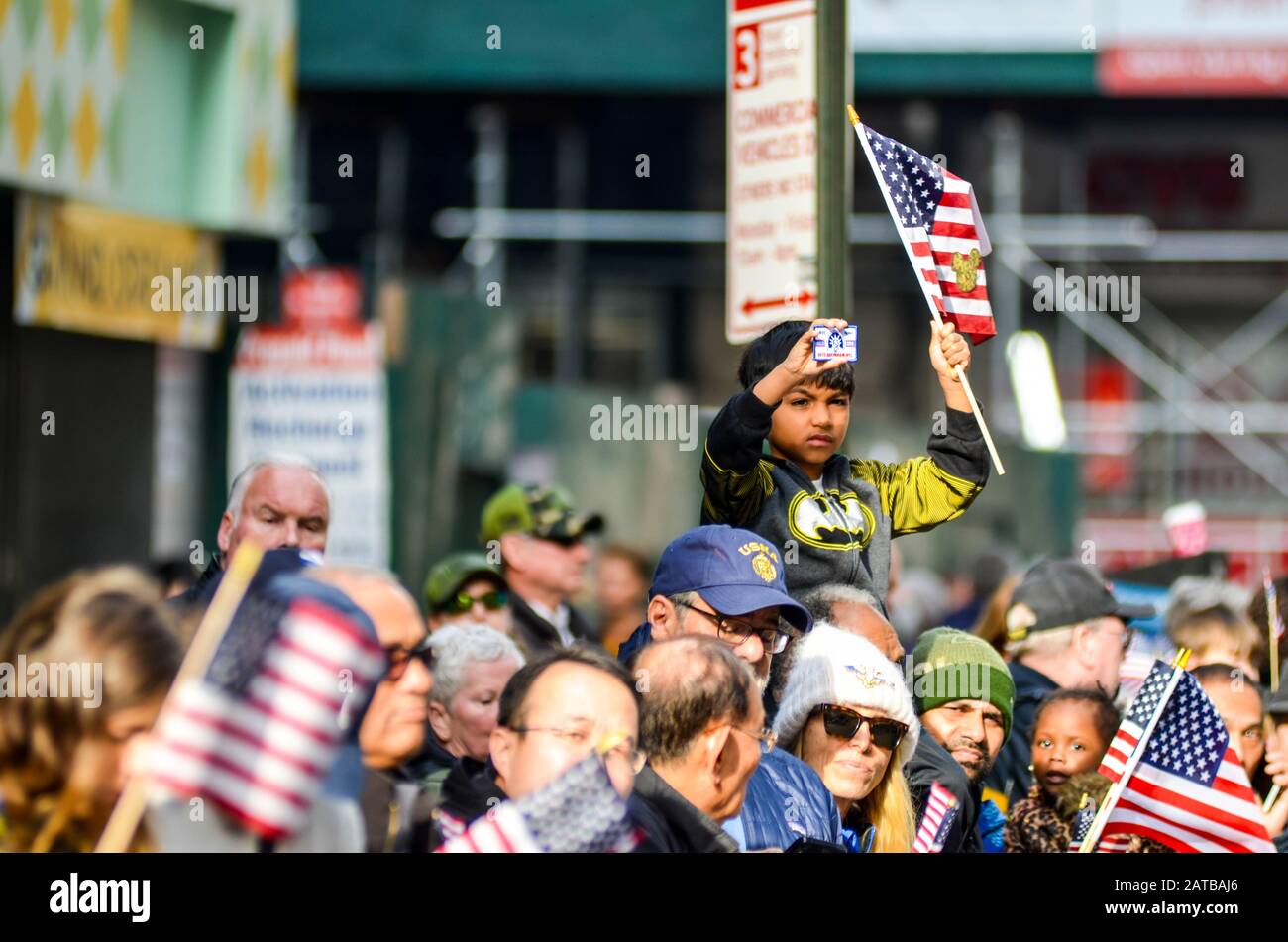 Des milliers de personnes ont participé à la parade annuelle de la fête des anciens combattants le 11 novembre 2019, le long de la 5ème Avenue, à New York. Banque D'Images