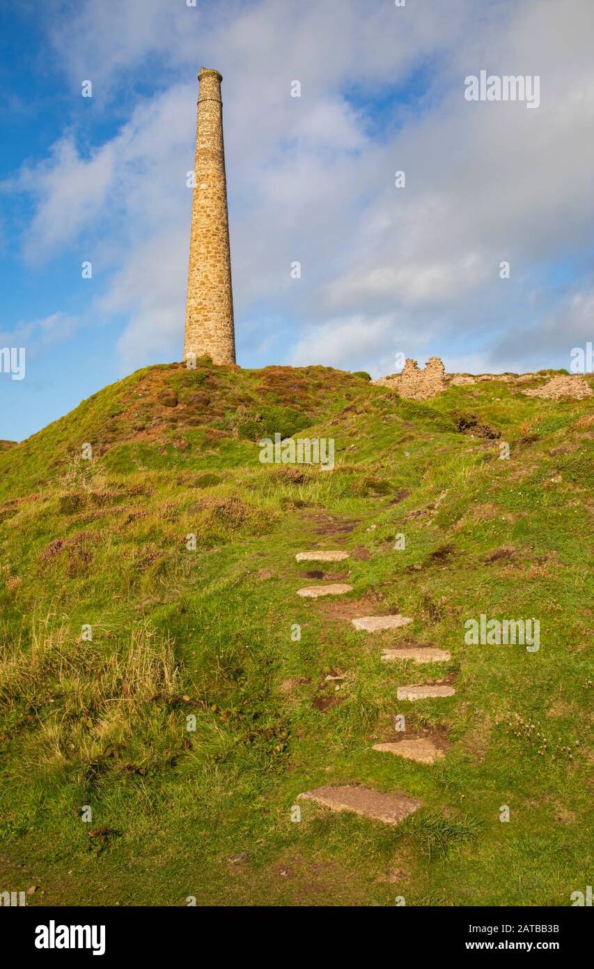 Old Ventilation Chimney À La Mine Botallack Cornwall Banque D'Images