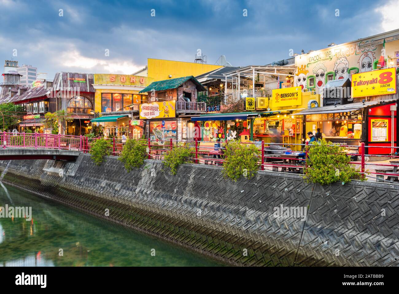 Chatan, OKINAWA, JAPON - 22 MARS 2017 : les clients apprécient les boutiques de sorcières de Mihama American Village au crépuscule. Banque D'Images