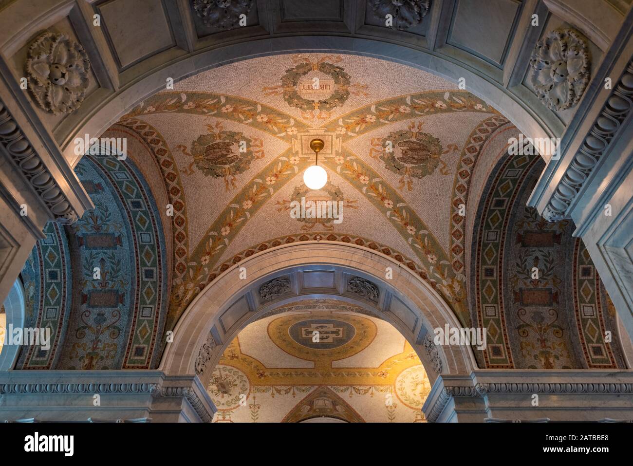 Washington - 12 AVRIL 2015 : couloir et plafond de la Bibliothèque du Congrès. La bibliothèque sert officiellement le Congrès américain. Banque D'Images