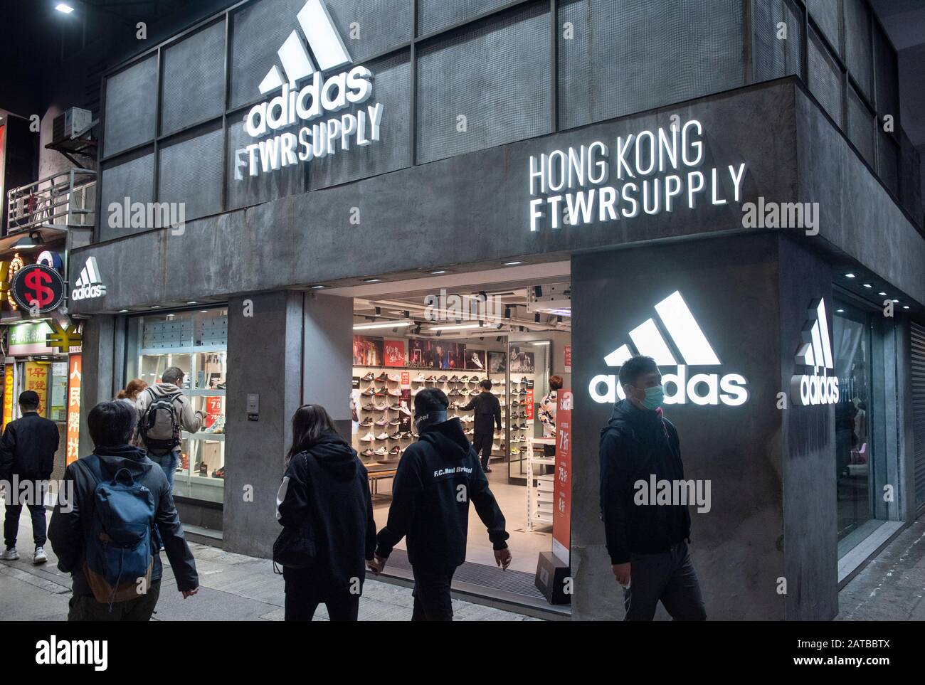Boutique allemande multinationale de vêtements de sport Adidas vue à Hong Kong. Banque D'Images