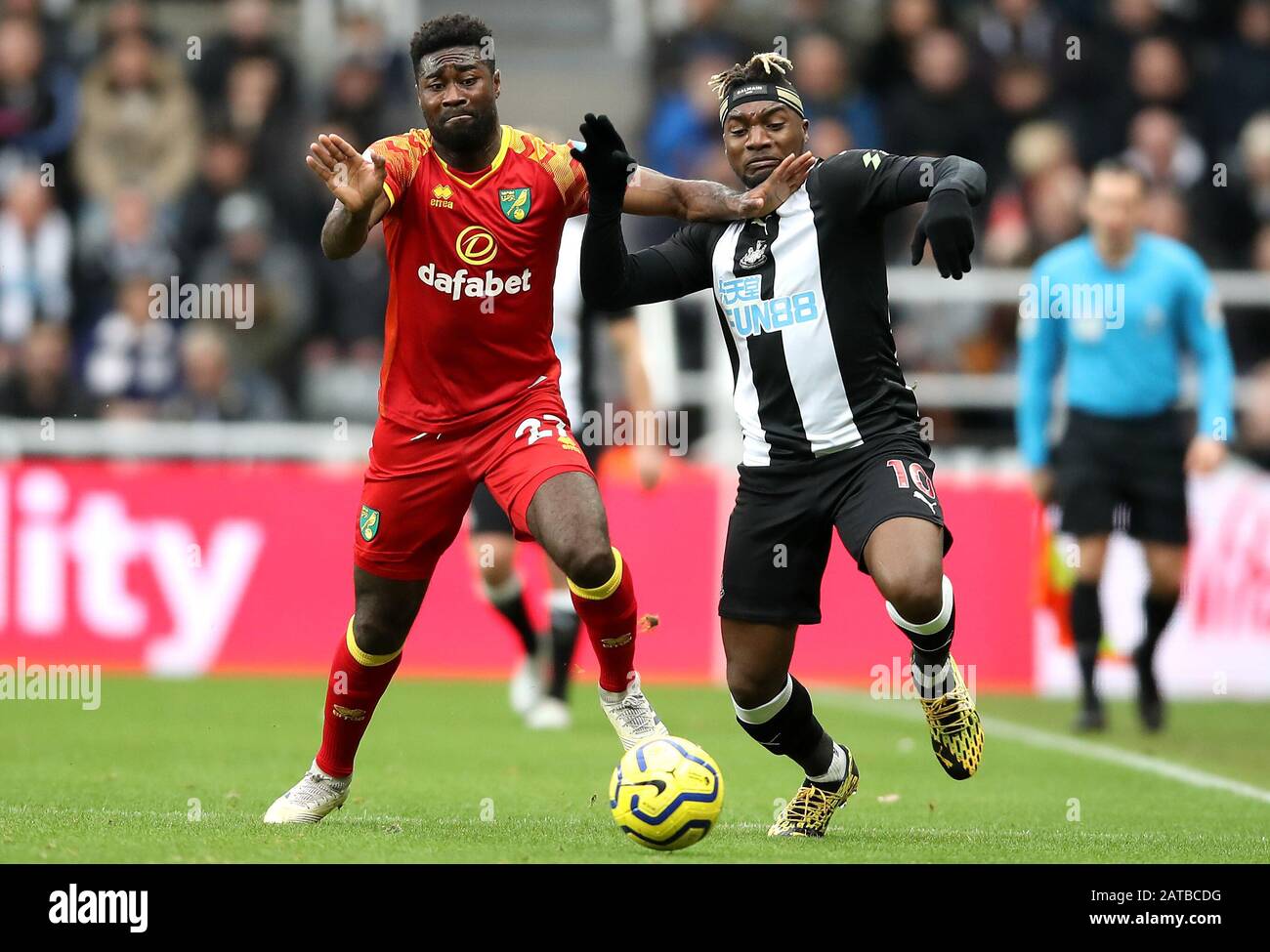 Alexander Tettey (à gauche) et Allan Saint-Maximin de Newcastle United affrontent le ballon lors du match de la Premier League à St James Park, Newcastle. Banque D'Images