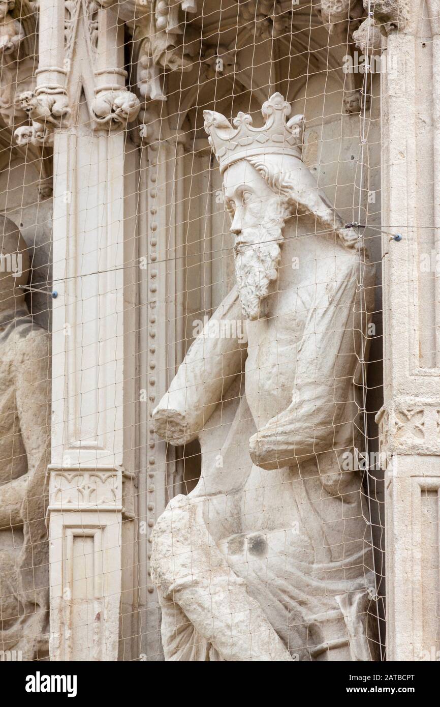 Une ancienne statue qui se trouve sur les murs de la cathédrale d'Exeter à Devon, en Angleterre. Banque D'Images