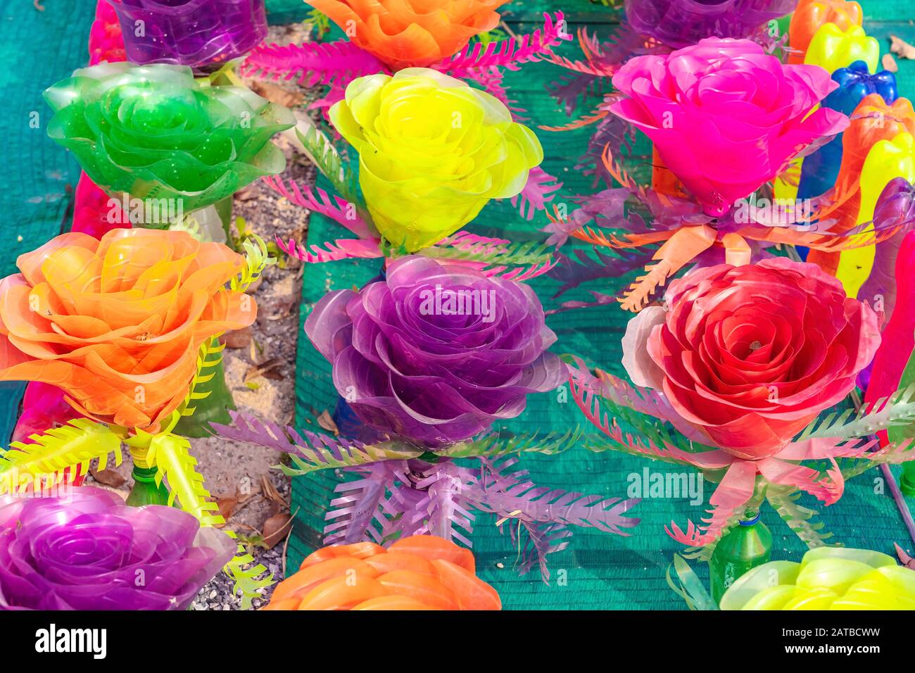 Fleurs en plastique recyclées colorées faites de bouteilles en plastique  pour décorer comme fleurs dans le jardin. Bouteille en plastique recyclée  Photo Stock - Alamy