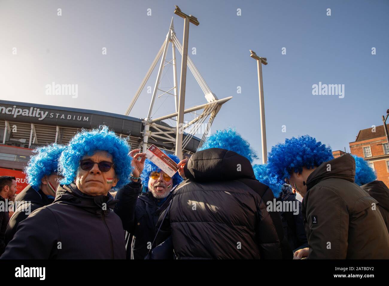 Cardiff, Pays de Galles, Royaume-Uni. 1 février 2020. Les supporters de rugby six nations, gallois et italiens profitent du début du championnat de rugby six nations au stade principauté de Cardiff, au Pays de Galles. Crédit: Haydn Denman/Alay Live News Banque D'Images