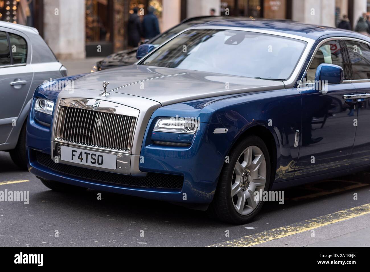 Rolls Royce voiture avec plaque spéciale FATSO, F4 TSO, en voiture à Londres, au Royaume-Uni. Plaque d'enregistrement personnalisée et appréciée. Grosse limousine pour chat Banque D'Images Rolls Royce voiture avec plaque spéciale FATSO, F4 TSO, en voiture à Londres, au Royaume-Uni. Plaque d'enregistrement personnalisée et appréciée. Grosse limousine pour chat Banque D'Images