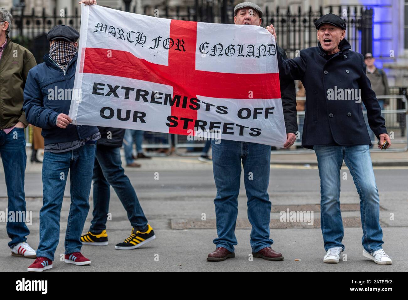 Les Brexiters en colère qui chantent les messages anti-européens aux partisans de l'UE se sont produits le jour du Brexit, le 31 janvier 2020, à Londres, au Royaume-Uni. Drapeau de l'Angleterre. Texte extrémistes Banque D'Images