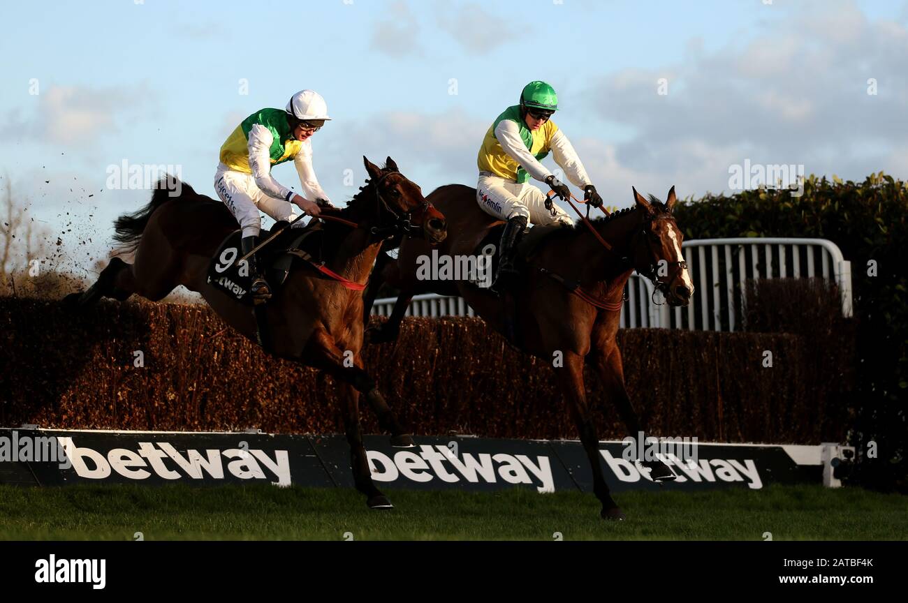 Deise Aba, monté par le jockey Tom O'Brien, remporte le jeu de Cloudy Glen, monté par le jockey Charlie Deutsch (2ème place) dans le Betway Masters handicap Chase à l'hippodrome de Sandown Park, Esher. Banque D'Images