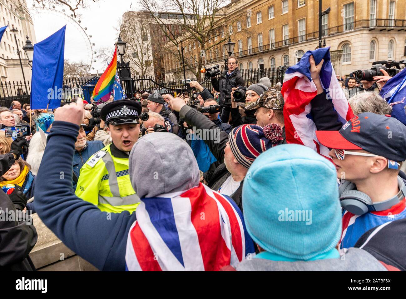 Les Brexiters en colère qui chantent les messages anti-européens aux partisans de l'UE se sont produits le jour du Brexit, le 31 janvier 2020, à Londres, au Royaume-Uni. Policier séparant les factions Banque D'Images