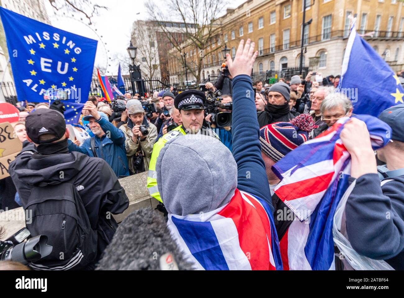 Les Brexiters en colère qui chantent les messages anti-européens aux partisans de l'UE se sont produits le jour du Brexit, le 31 janvier 2020, à Londres, au Royaume-Uni. Policier séparant les factions Banque D'Images