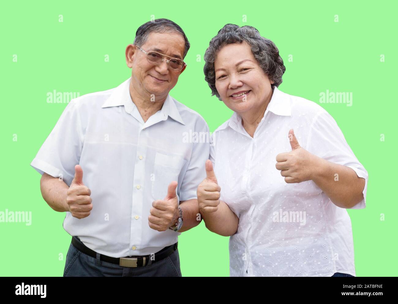 Couple grand-mère asiatique et grand-mère sourire et montrer la bosse dans l'émotion heureuse agir sur fond vert (Inclure le chemin d'écrêtage) Banque D'Images