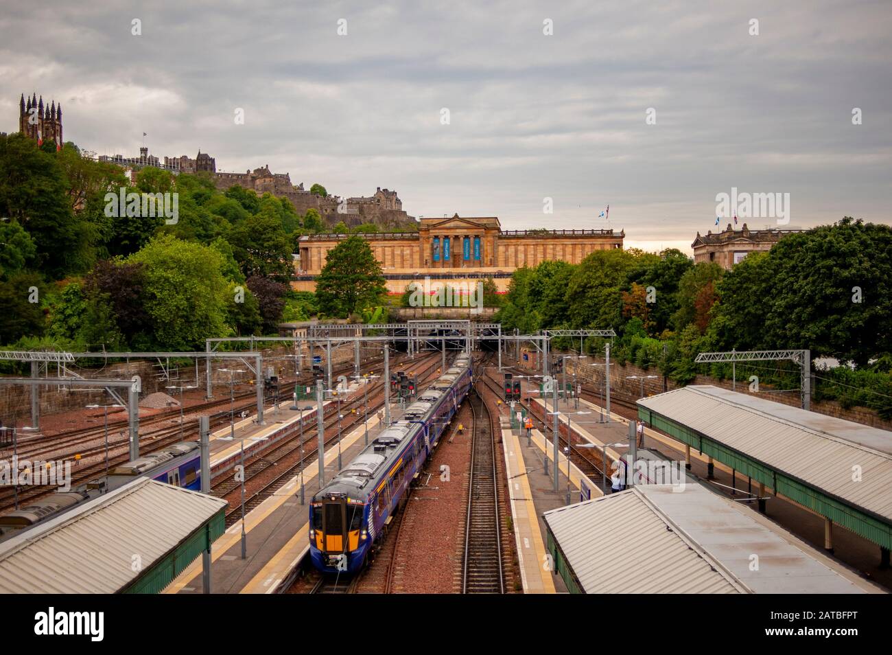 Galerie nationale écossaise vue de la gare de Waverley. Photographie de voyage/paysage urbain d'Édimbourg par Pep Masip. Banque D'Images