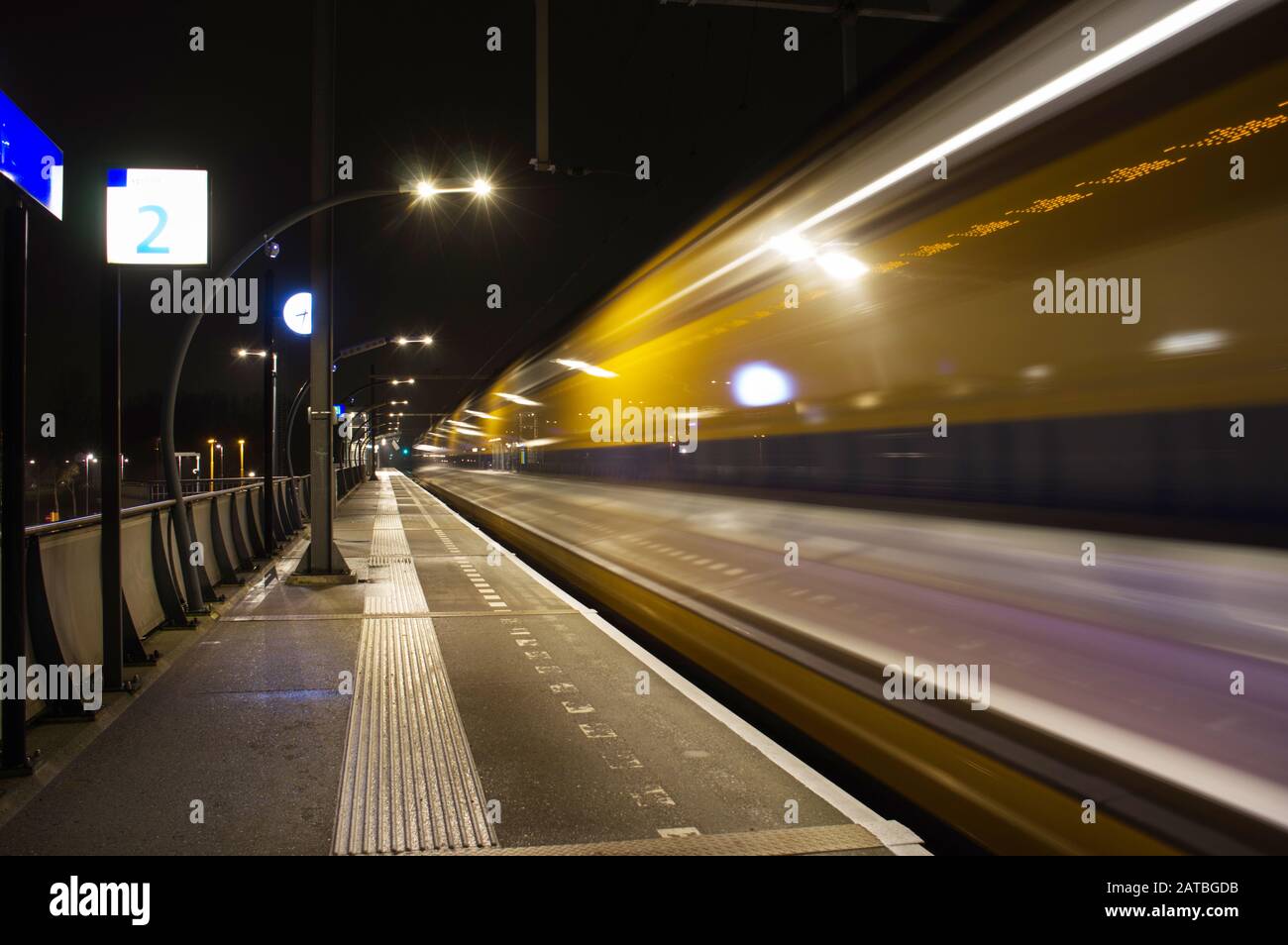 Train flou par mouvement la nuit à la gare Arnhem sud, Pays-Bas Banque D'Images