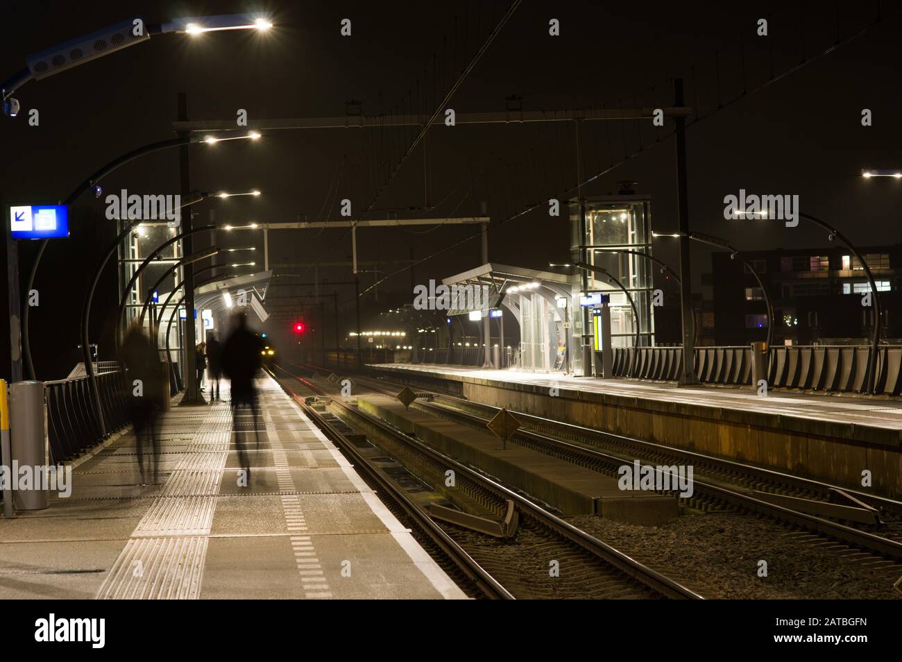 Les gens se sont brouillé par le mouvement à la station Arnhem South la nuit, aux Pays-Bas Banque D'Images