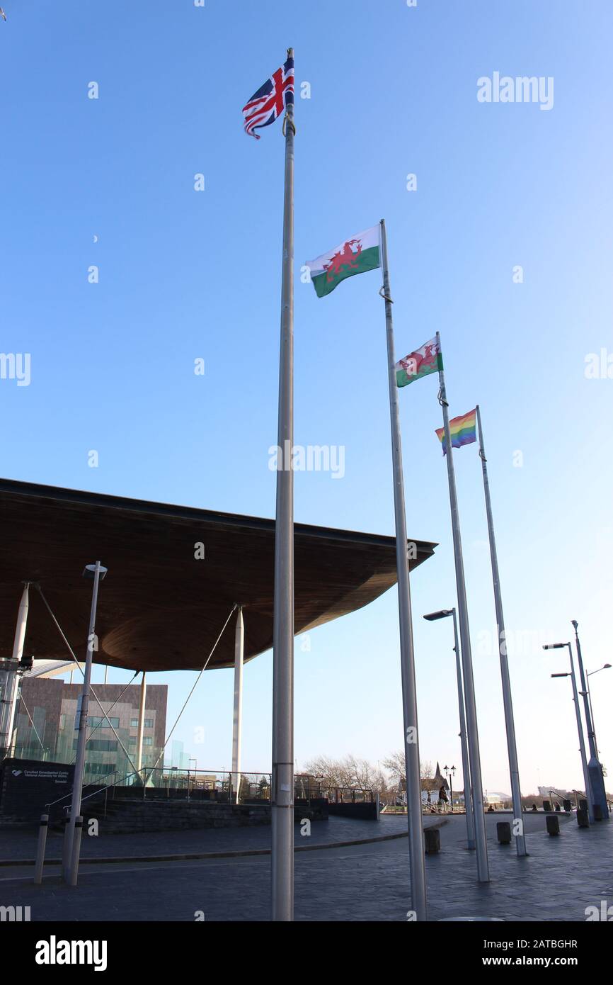 Une photographie des drapeaux à l'extérieur de l'Assemblée nationale du Pays de Galles, de la baie de Cardiff, de Cardiff, au Royaume-Uni, le 1 er février 2020, le lendemain de la sortie de l'UE par le Royaume-Uni. Banque D'Images