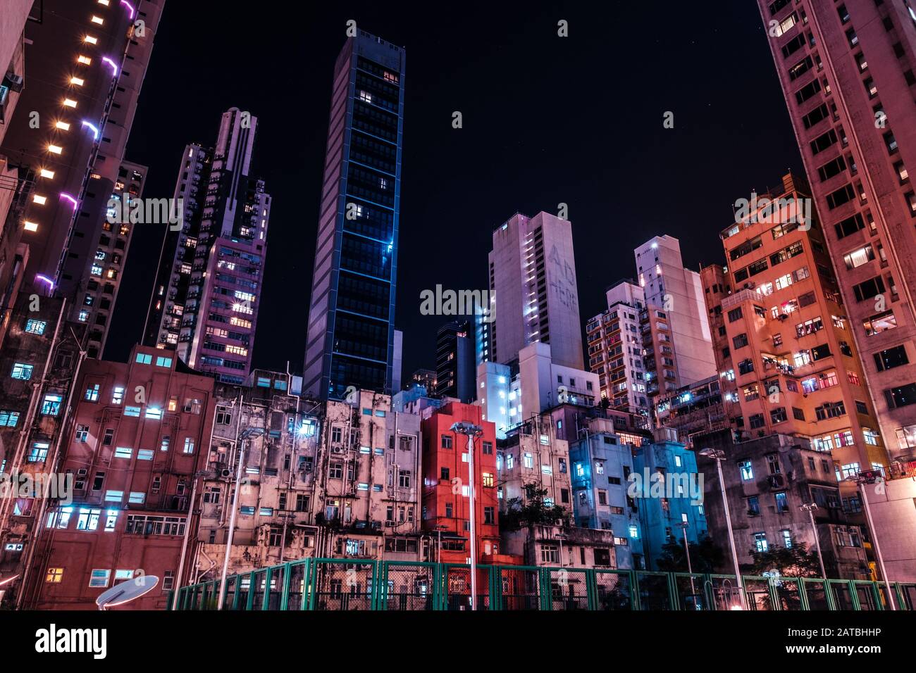 Bâtiments illuminés de la ville la nuit, paysage urbain la nuit, Hong Kong - Banque D'Images