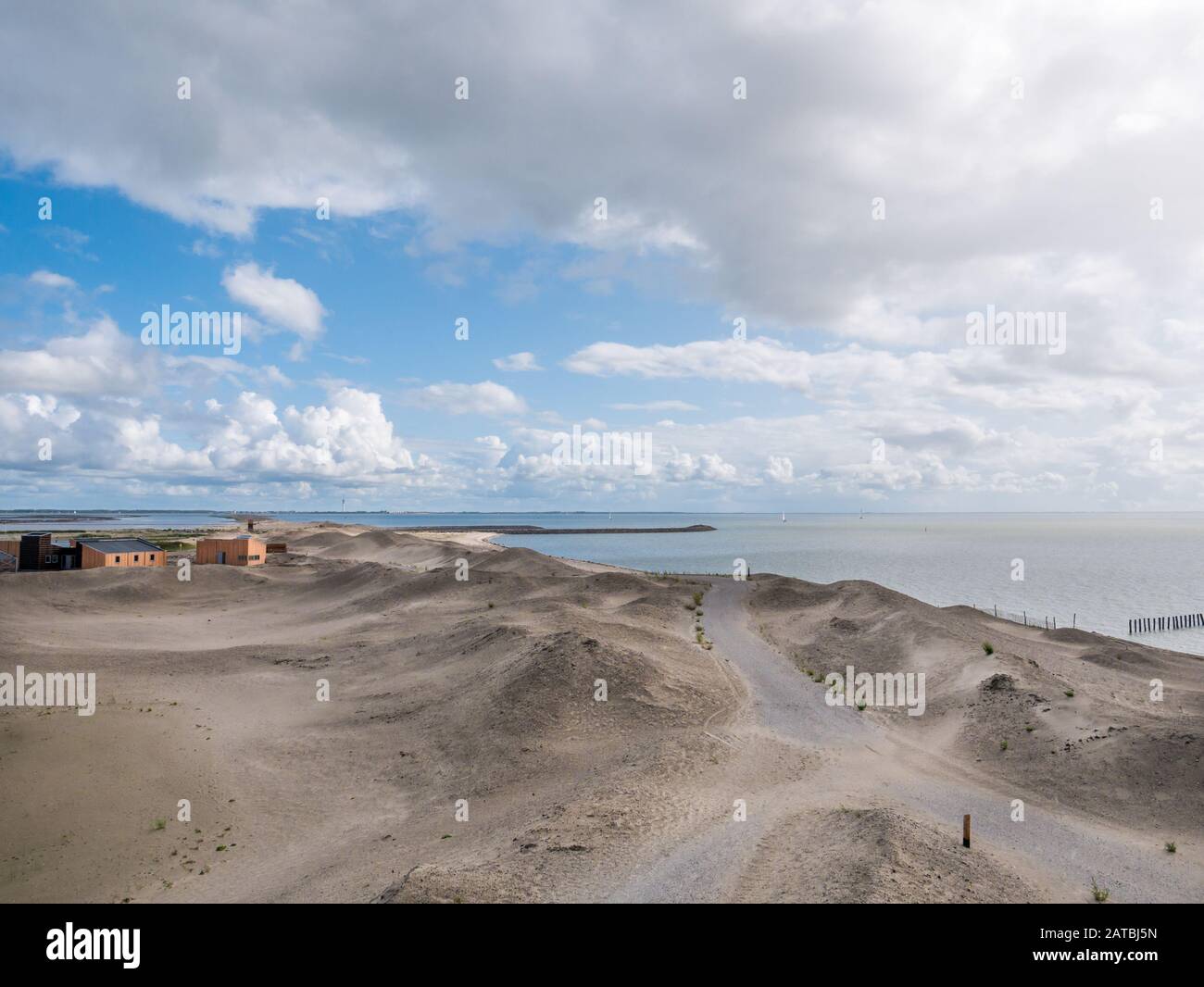 Panorama de la plage de l'île artificielle artificielle Made Marker Wadden et du lac Markermeer, Pays-Bas Banque D'Images