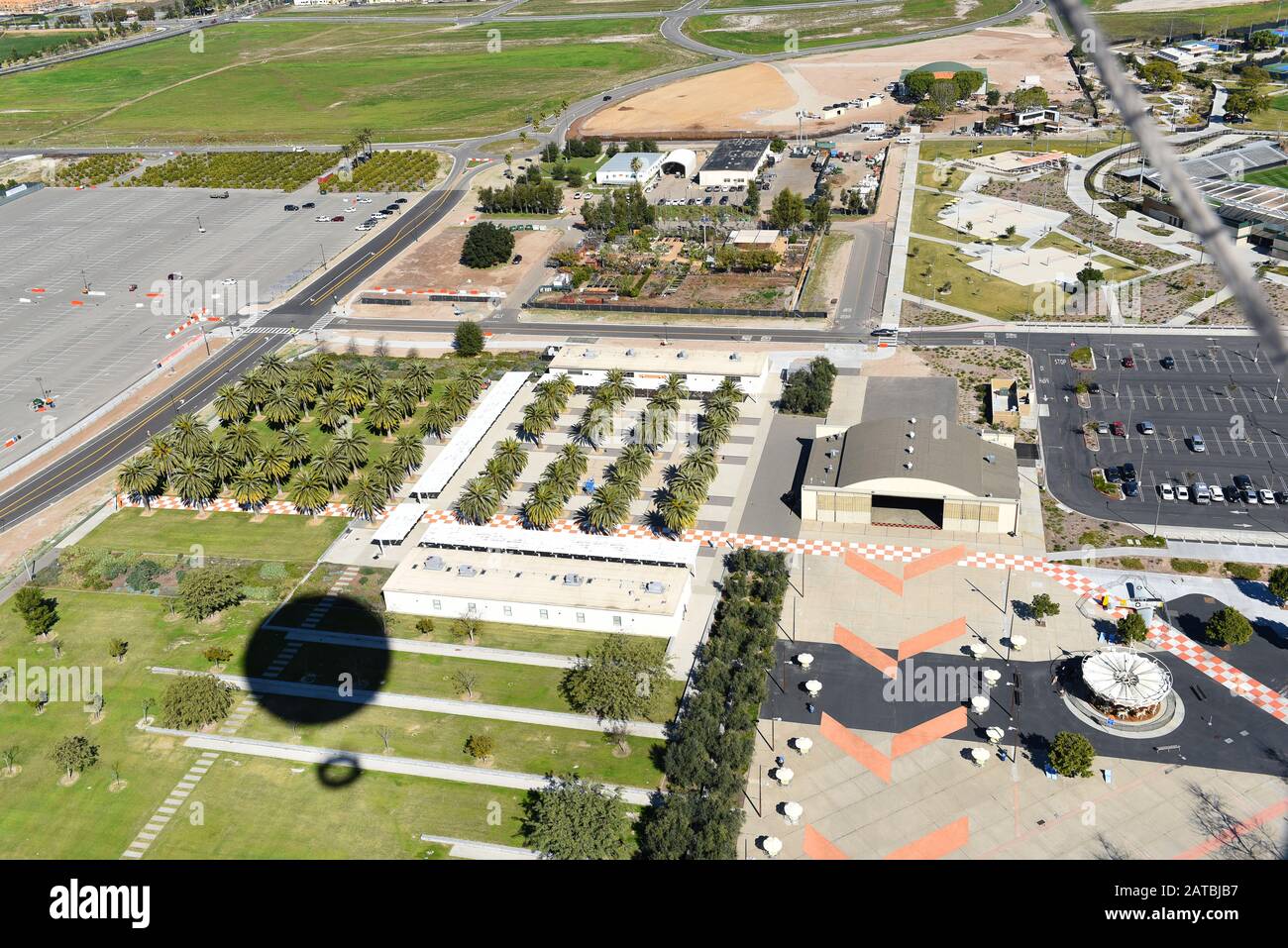 Irvine, CALIFORNIE - 31 JANVIER 2020: Vue aérienne du Hangar, du Carousel et de la Palm court au Grand Parc du comté d'Orange. Banque D'Images