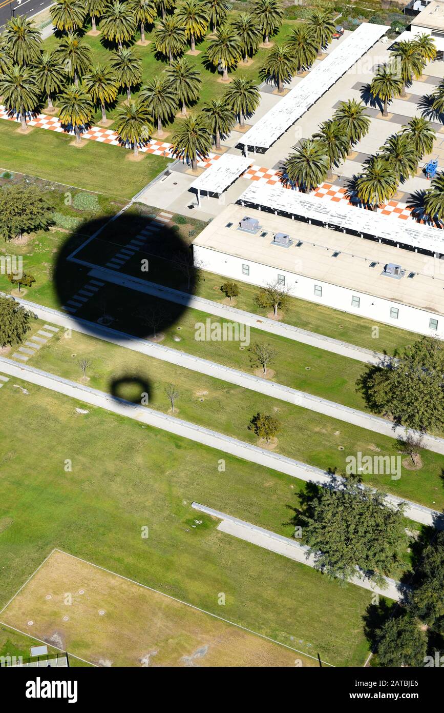 Irvine, CALIFORNIE - 31 JANVIER 2020: Vue aérienne du Palm court avec ombre de baloon au Great Park du comté d'Orange. Banque D'Images