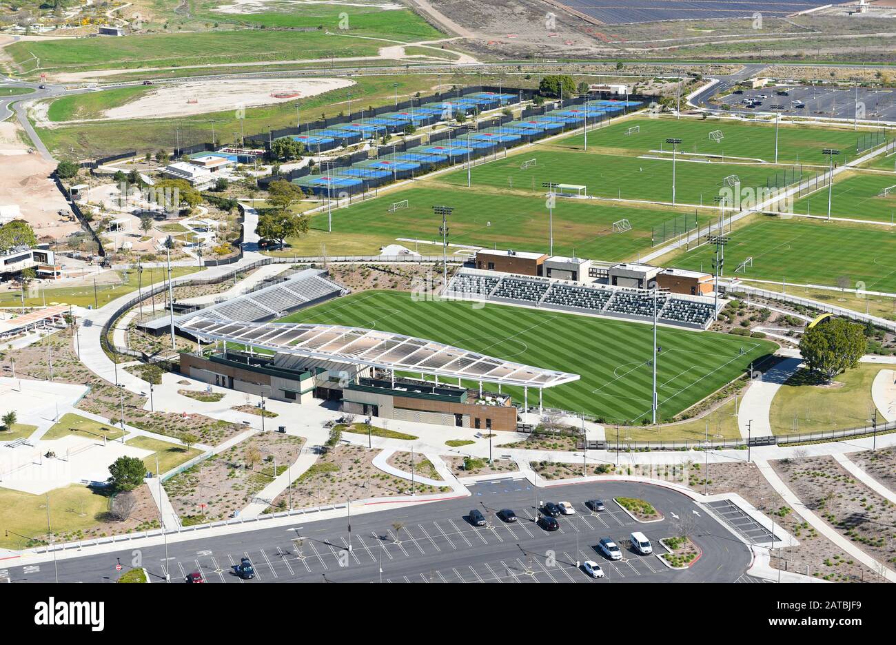 Irvine, CALIFORNIE - 31 JANVIER 2020 : vue aérienne du stade de football et des courts de tennis au Grand parc du comté d'Orange. Banque D'Images