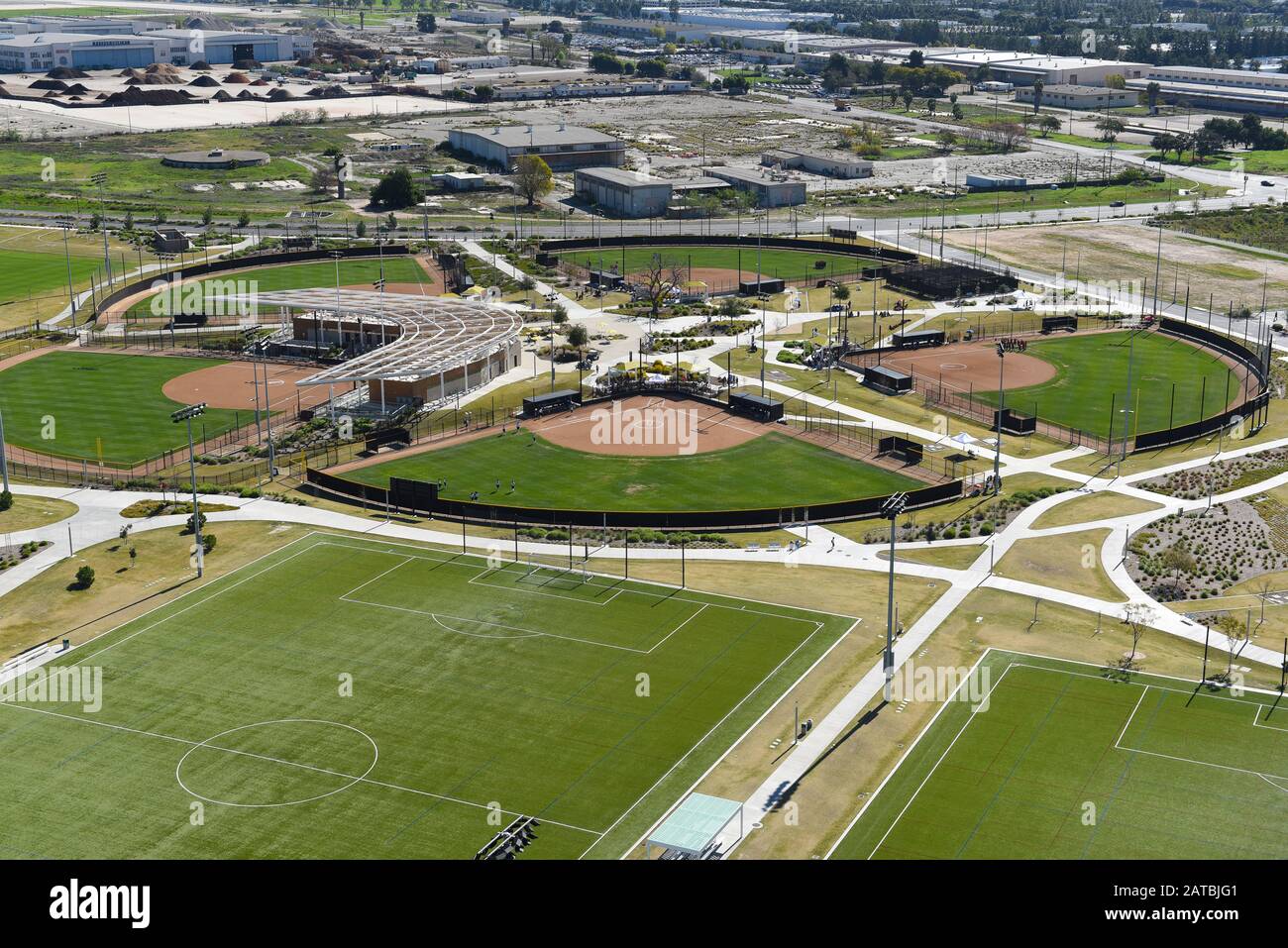 Irvine, CALIFORNIE - 31 JANVIER 2020: Vue aérienne du stade Softball au Grand parc du comté d'Orange. Banque D'Images