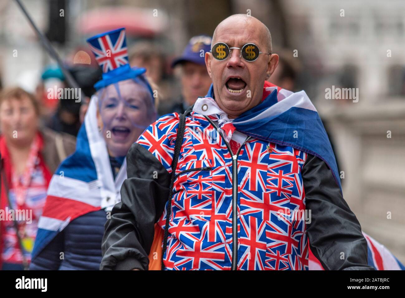 Les Brexiters en colère scandaient des messages anti-européens lors des remainers pro-européens le jour du Brexit, 31 janvier 2020, à Londres, au Royaume-Uni. Blanc caucasien mâle, Brexiteer Banque D'Images