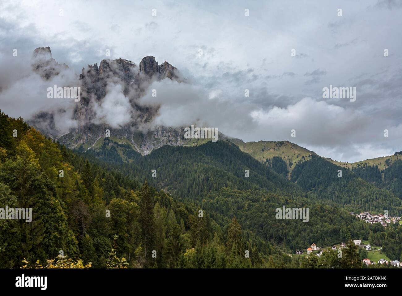 Vue du hameau de Masoch à la Croda Grande, Pale di San Martino groupe des Dolomites, avec le village de Gosaldo ci-dessous, Vénétie, Italie Banque D'Images