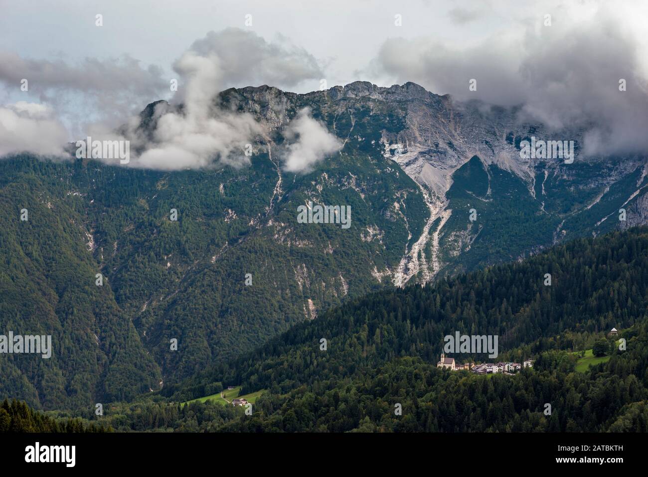 Vue sur le hameau de prendre la rue jusqu'à Monte Brandol, dans le groupe Cimonega des Dolomites italiens, province de Belluno, Vénétie, Italie Banque D'Images