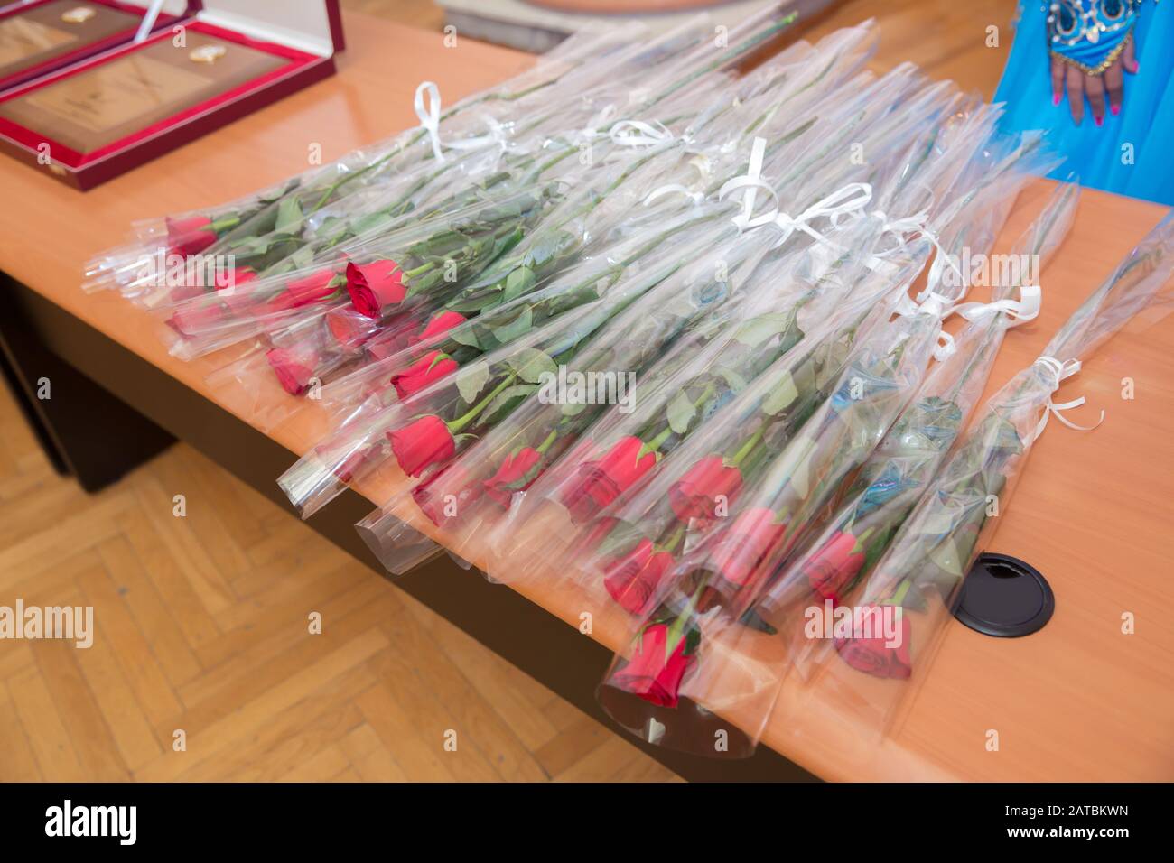 Bouquet de roses rouges fond blanc espace de copie.Bouquet de rose rouge Saint-Valentin. Roses rouges dans le bouquet pour félicitations et couples amoureux de Saint-Valentin Banque D'Images