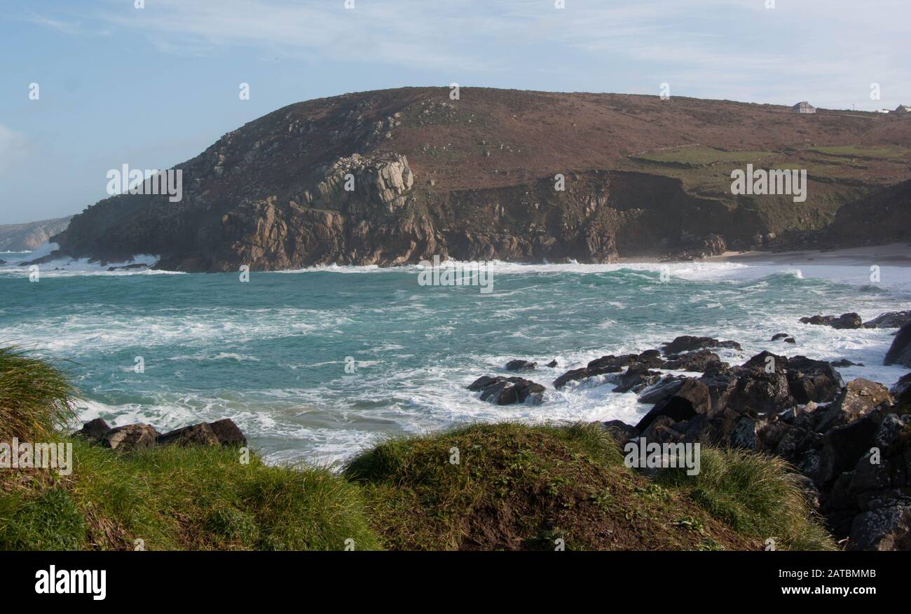 Portheras cove avec bout de champ et avant-plan herbacé Banque D'Images