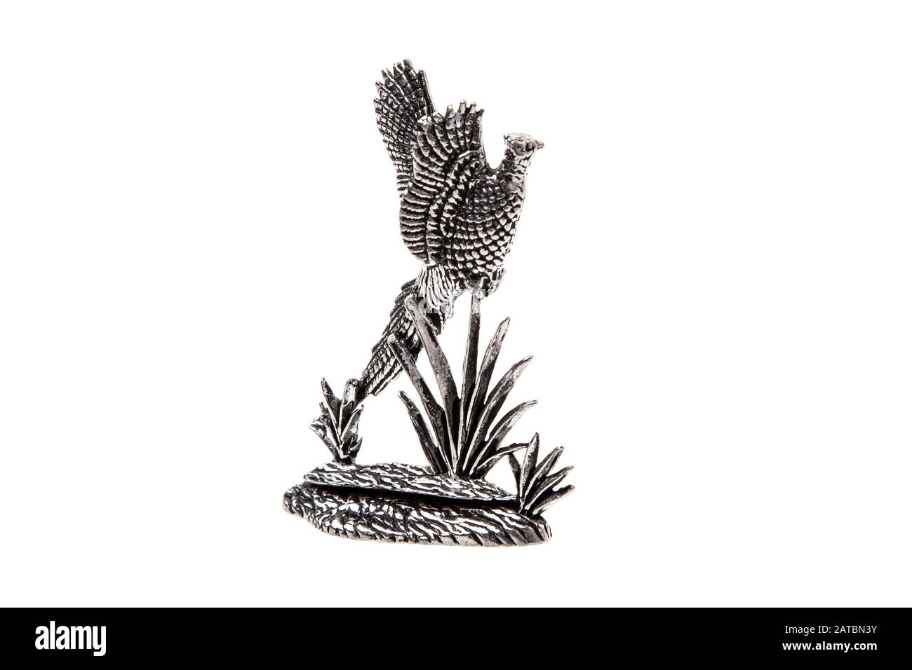 statuette argentée d'un oiseau envol isolé sur fond blanc Banque D'Images statuette argentée d'un oiseau envol isolé sur fond blanc Banque D'Images