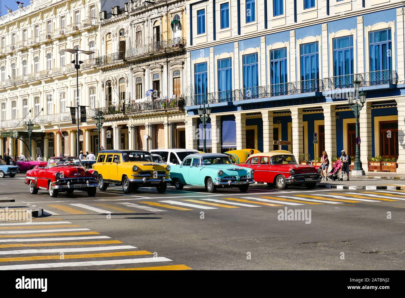 Carrefour d'une rue de la Havane avec de vieilles voitures Havane Cuba 02/04/2018 Banque D'Images