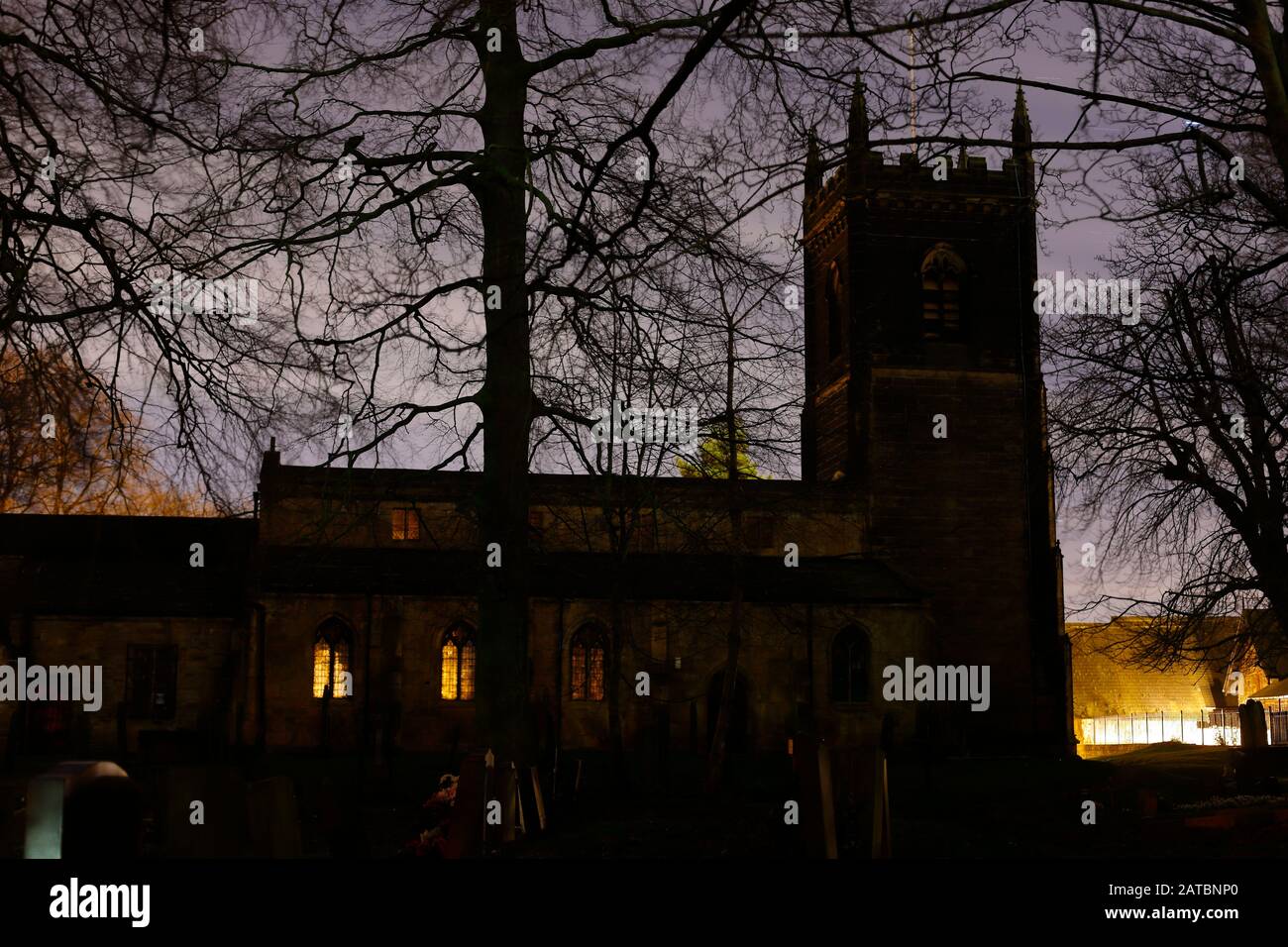 Église St Mary's à Swillington la nuit. Banque D'Images